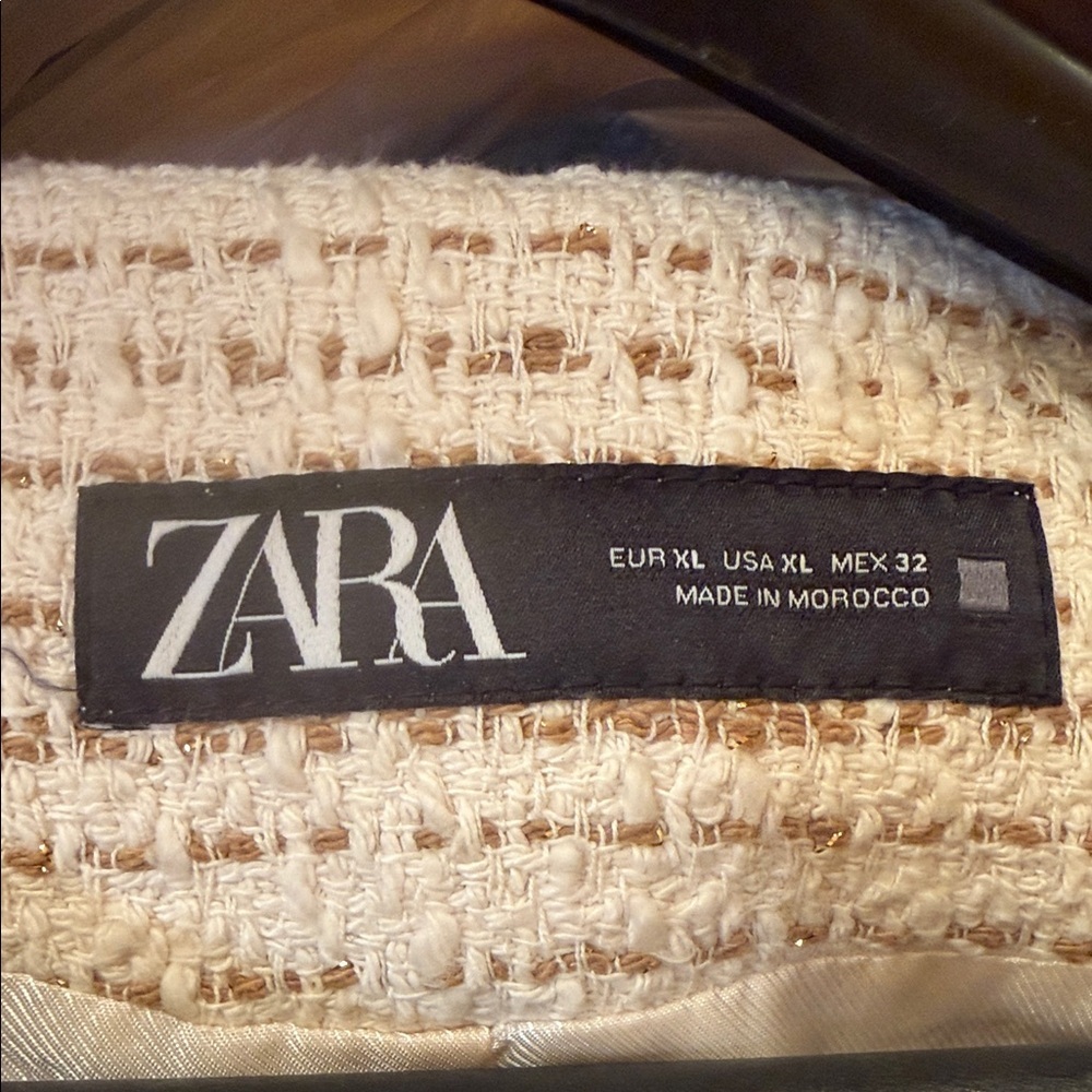 Zara Cream Tweed Cropped Jacket with Gold Buttons - Picture 2 of 3
